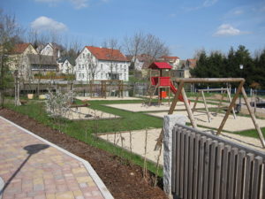 Der neue Kinderspielplatz in Gorma, im Jahr 2010